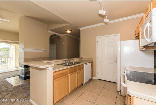 Kitchen bar counter - 275 Old Village Center Cir Unit #6303