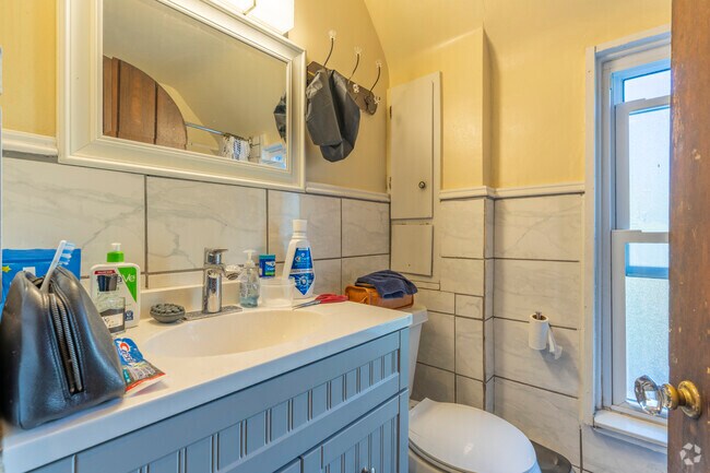 5 habitaciones, 2 baños - 4000 pies cuadrados - Baño 1