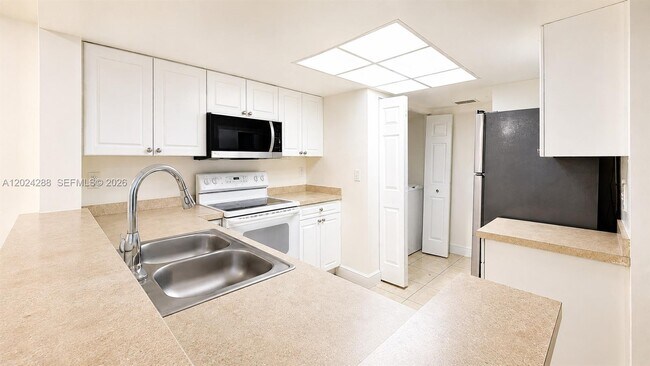 Photo - 9022 W Atlantic Blvd Unidad 223
