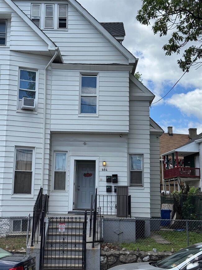 Building Photo - 682-684 E 18th St Unit 1 Rental