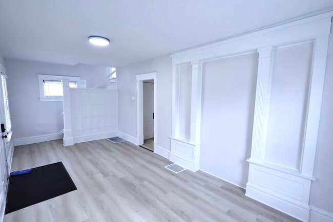 Building Photo - 991 Diana Ave