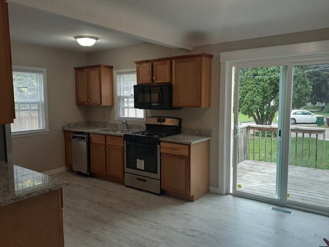 Building Photo - Freshly updated 3 Bed/1.5 Bath House- Robbinsdale- Available NOW!