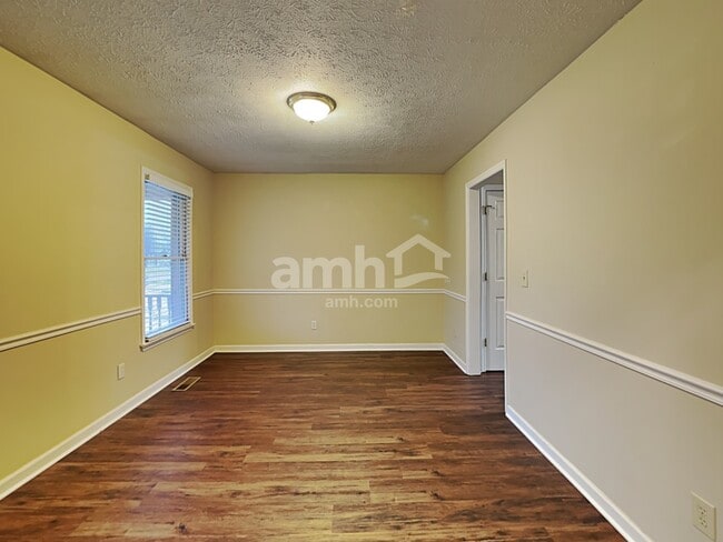 Photo - 214 St Lukes Ln