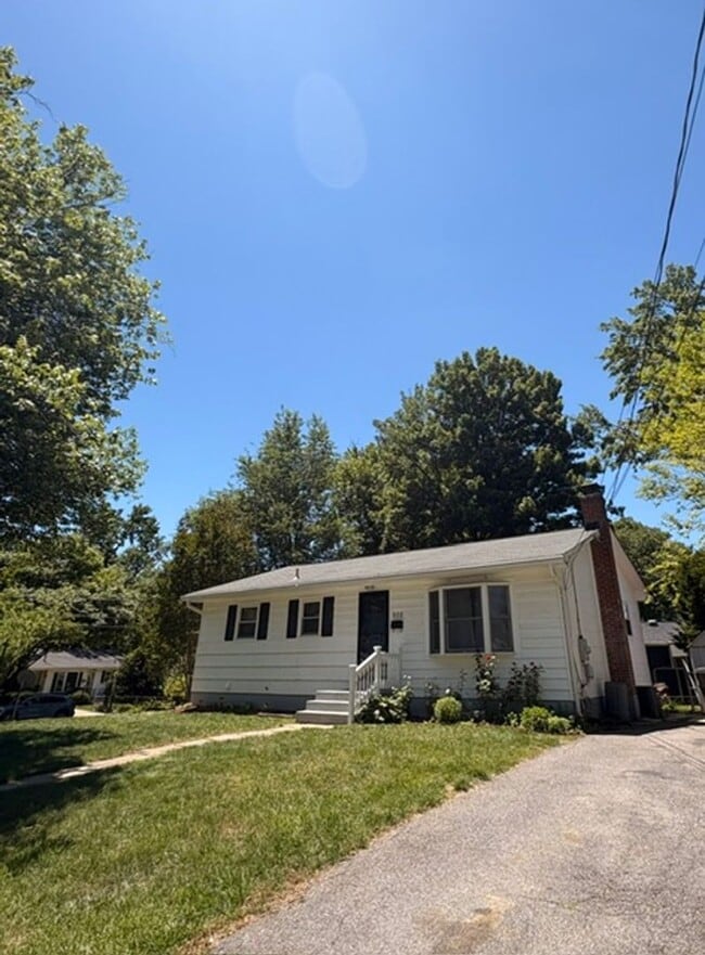 Photo - 900 Neal Dr