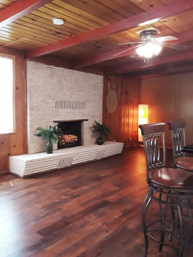 Building Photo - 298 W 23rd St Unit Studio