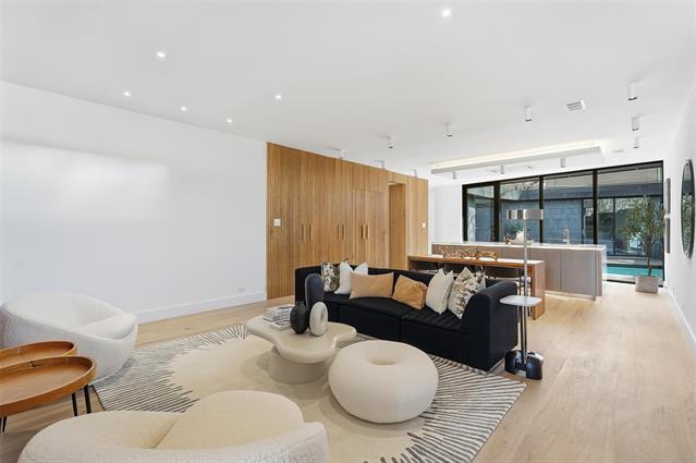 Photo - 6822 Victoria Ave