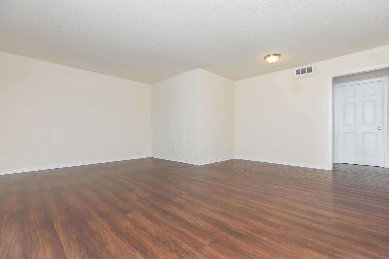 Photo - 1960 Camelot St Unidad Danberry