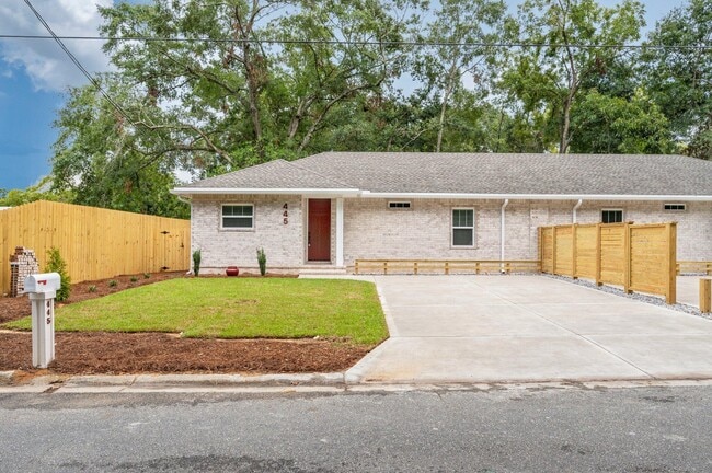 445 Cobb Ave E