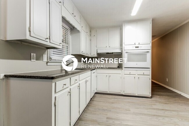 Photo - 3 Bedroom Pet-Friendly Home in Snellville, GA with Main Street Renewal