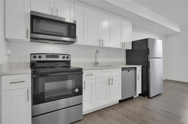 Building Photo - 1620 NW 18th St Unit 203