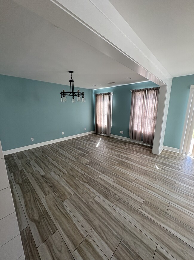 Comedor - 150 Stoney Xing