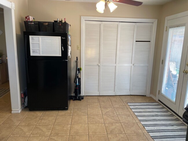 Photo - AVAILABLE FOR AUGUST PRE-LEASE Charming 3 ...