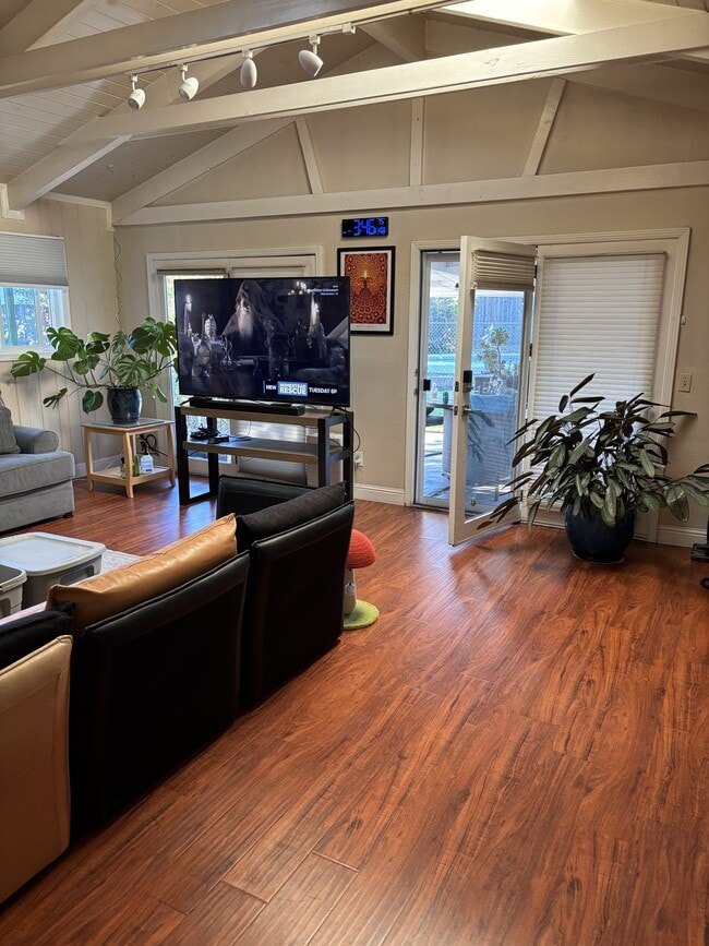 Photo - 520 Linford Pl