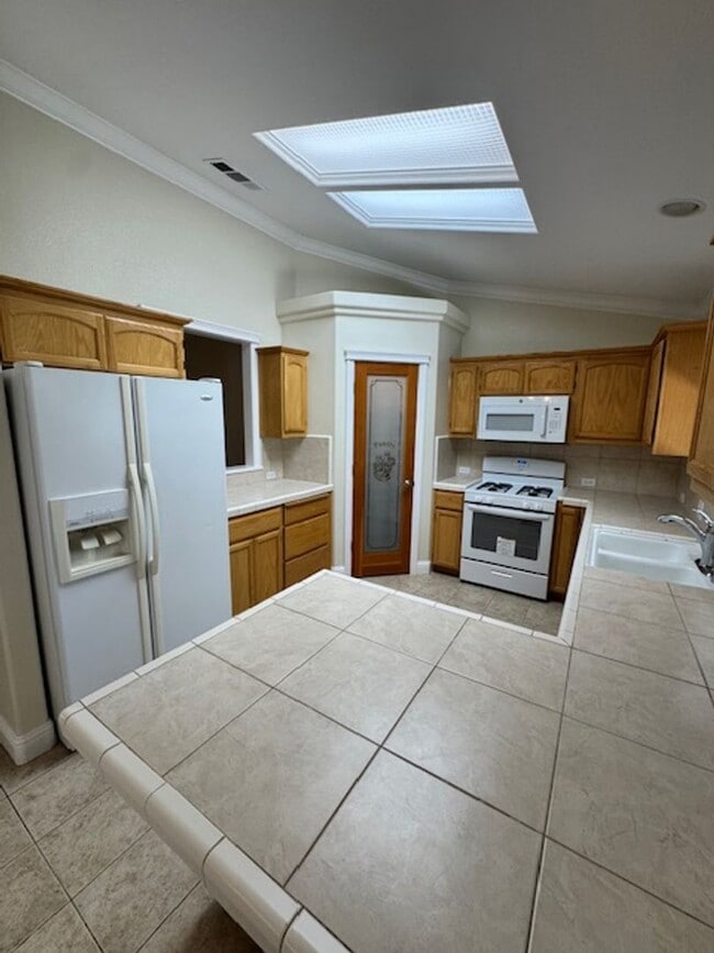 Photo - $300 Move in Special - Beautiful South Red...