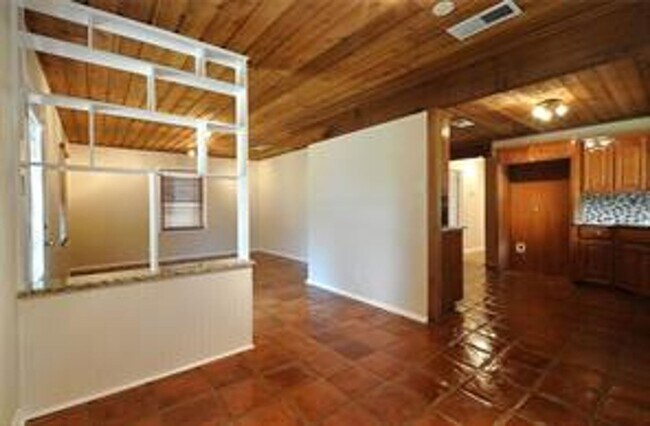 Photo - 701 E 46th St