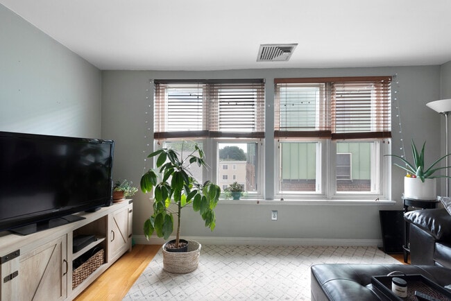 Photo - 122 Tudor St