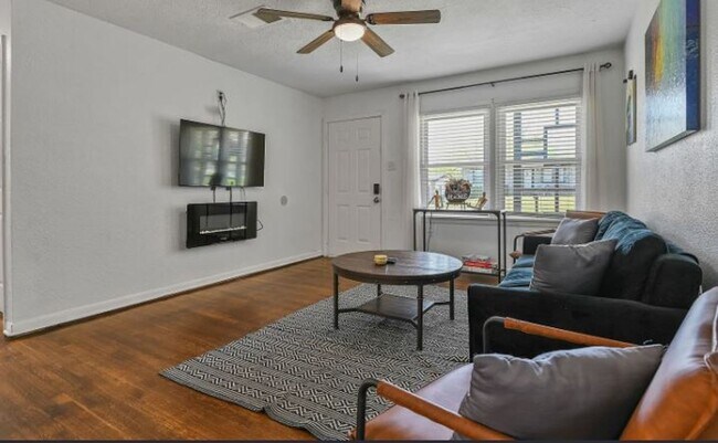 Photo - Updated 3 Bed / 1 Bath Home for Rent