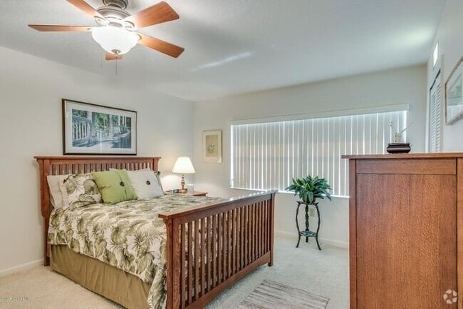 Building Photo - Beautiful Townhome Walking Distance to the... Unit 23-4