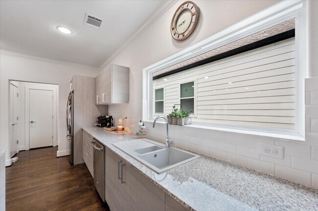 Photo - 1333 W 22nd St