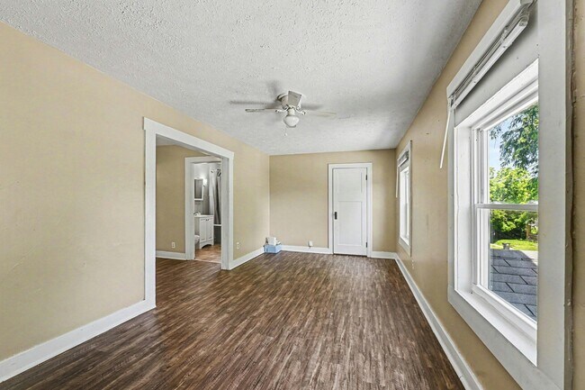 Photo - 427 Kolping Ave