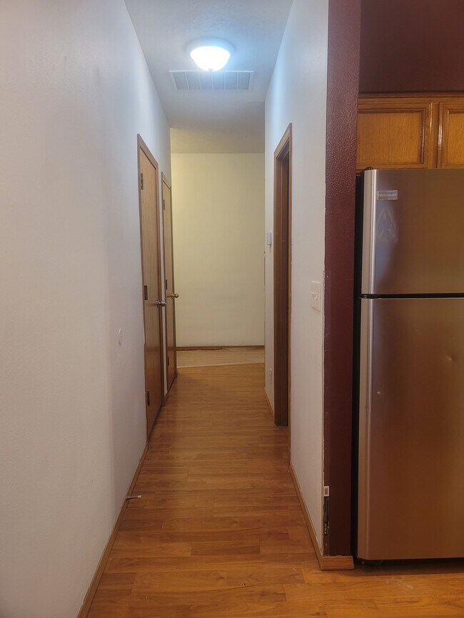 Pasillo - medio baño a nivel del suelo - 3995 SW Pinewood Way