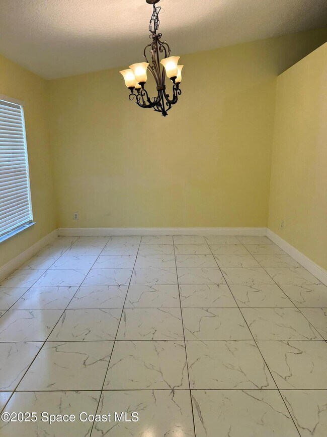 Photo - 3266 Weyburn Ave SE