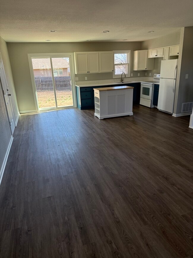 Dining - 3958 N Edgemoor St