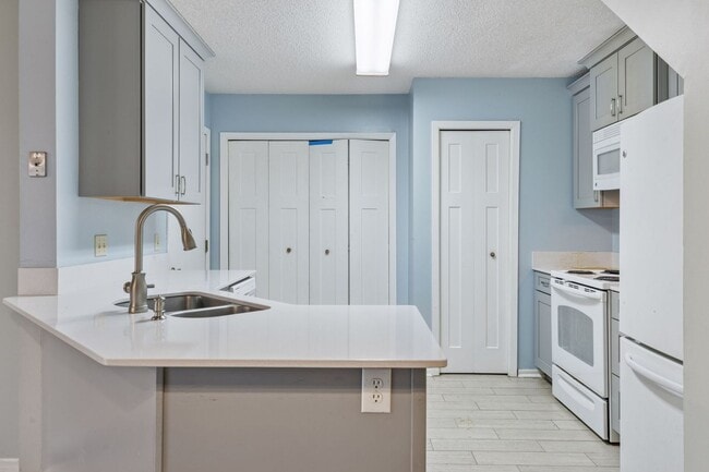 Photo - 2 BR Townhome in GREAT Location - Dishwasher + Laundry Included!