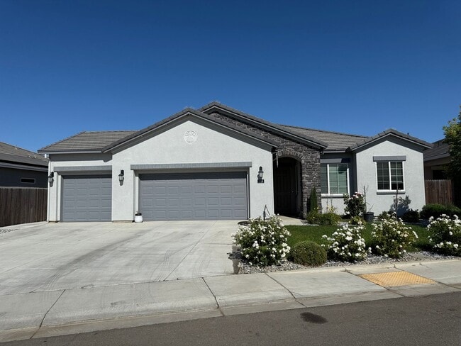 Building Photo - Upgraded single story home in Manteca!