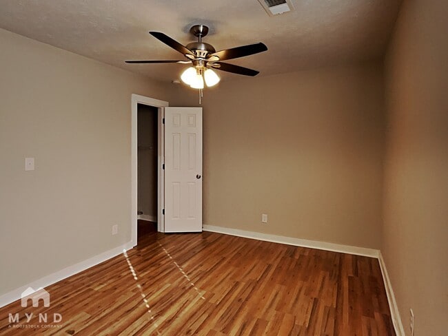 Photo - 325 Morris Dr SE