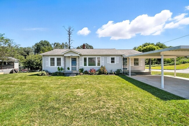Charming 1950s 3 bed /2 bath Bungalow on S... - Charming 1950s 3 bed /2 bath Bungalow on S... House