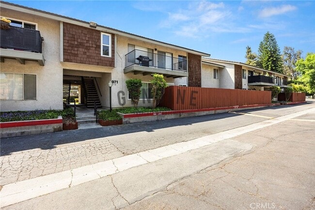 Building Photo - Stunning 2nd Story 3 Bedroom Condo in Woodlake Villas, La Habra