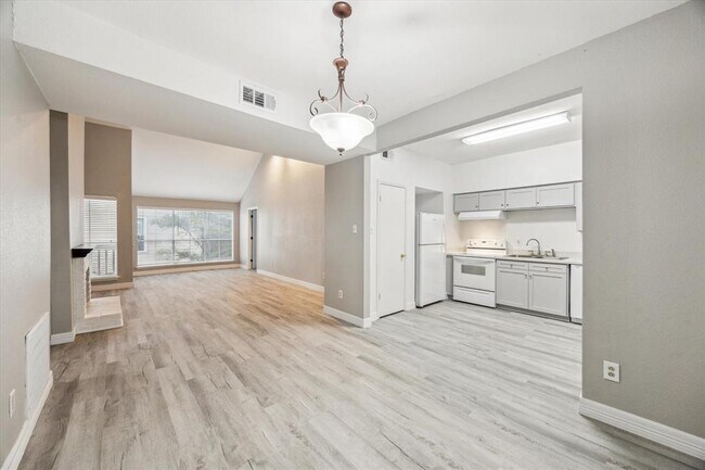 Building Photo - 2100 Tanglewilde St Unit 360 Rental