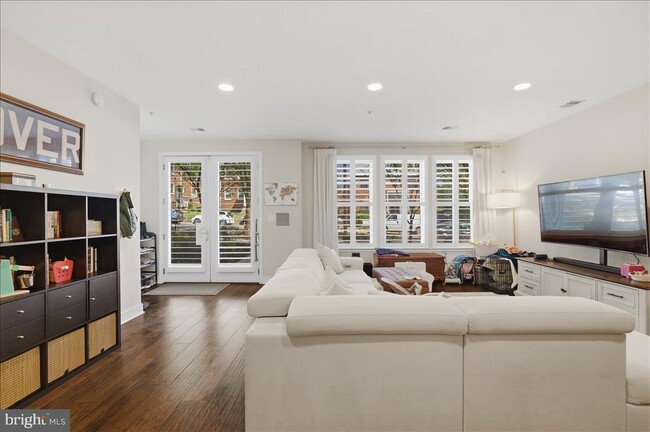 Photo - 1418 N Rhodes St Unidad B107