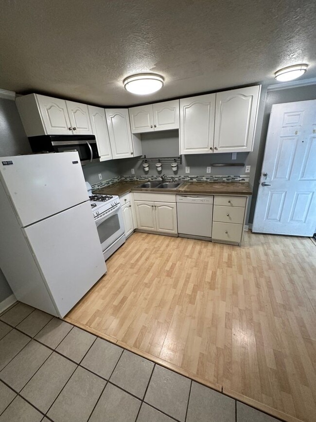 Building Photo - Canyon Road Townhomes