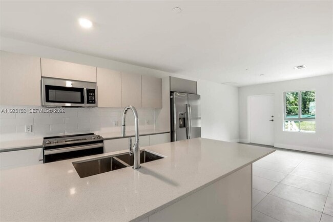 Building Photo - 2561 NE 193rd St Unit 1103