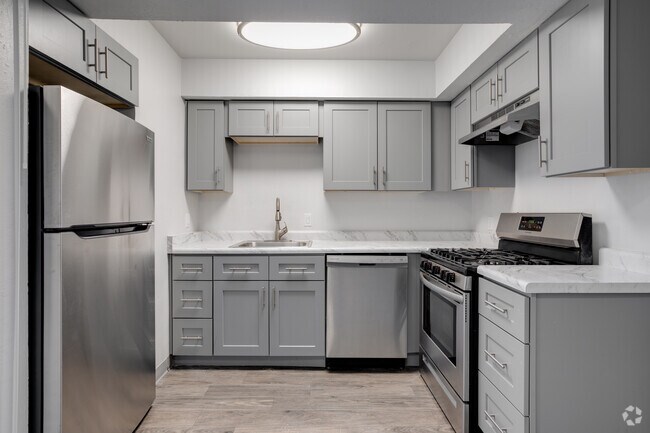 2BR, 2BA - 895SF