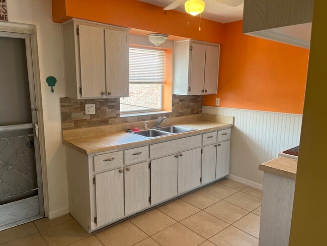 Kitchen - 190 E Olmstead Dr Unit #D12