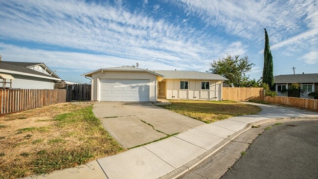 4 Bedroom home with RV parking - 4 Bedroom home with RV parking
