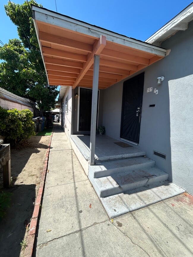 Building Photo - 327 W D St Unit 327.5