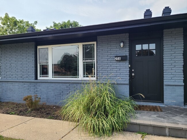 Building Photo - 256 N Slusser St Rental