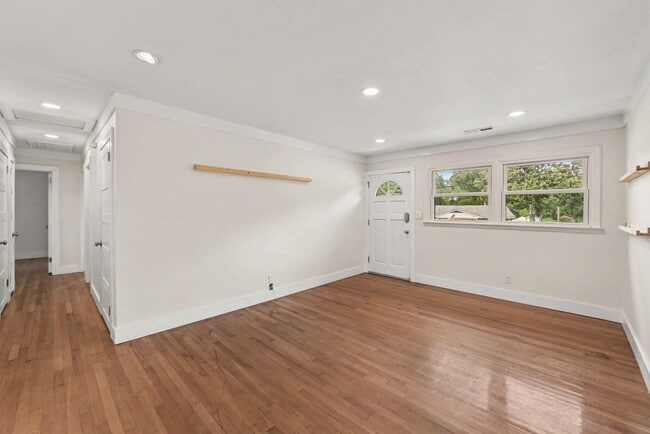 Photo - 5815 Hume Ave