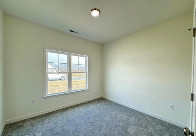 Photo - 106 E Sillinger Dr
