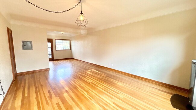 Photo - Modern Comfort in the Heart of Hosford Abernethy!