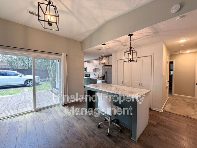 Photo - 890 Bridgette St