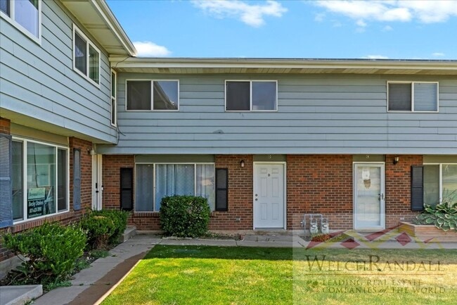 Building Photo - Beautifully Remodeled 3 Bed 2.5 Bath Townh... Rental