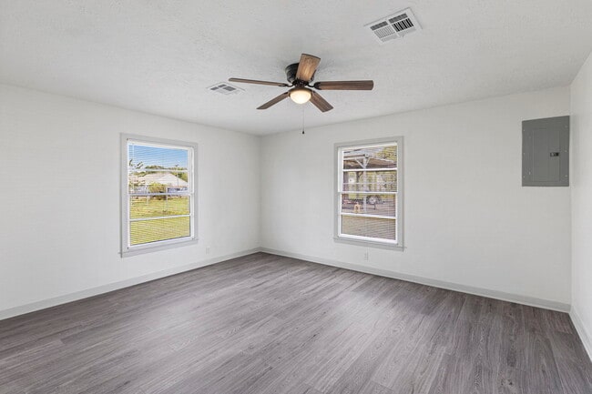 Photo - 2718 Demarest St