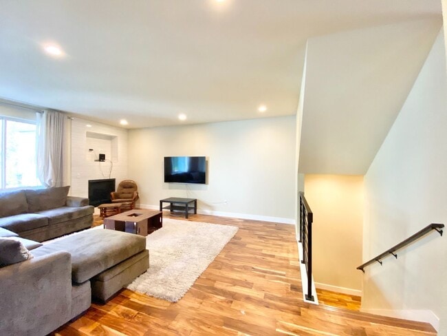 Photo - Built in 2017 – Stunning Modern Home for R...