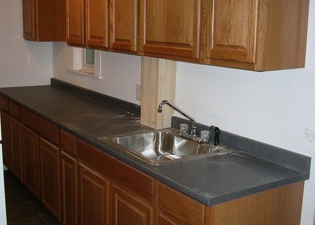 Building Photo - 36 Pratt St Unit 3 Bedroom 1 Bath