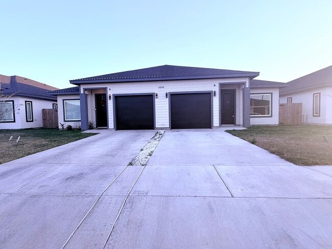 Building Photo - 3222 Villa Rosa Dr